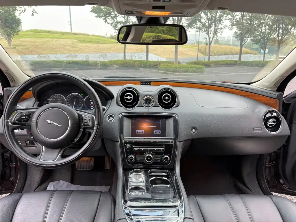 Jaguar XJ — миниатюра 16