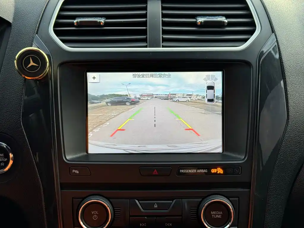 Ford Explorer (Import) — миниатюра 10