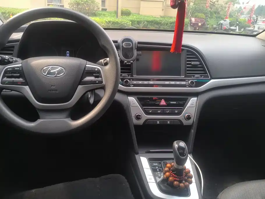 Hyundai Elantra — миниатюра 12