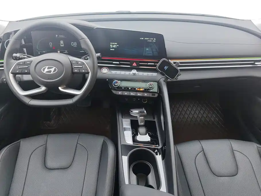 Hyundai Elantra — миниатюра 12