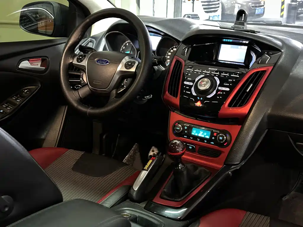 Ford Focus 2012 2.0L MT Luxury Sport