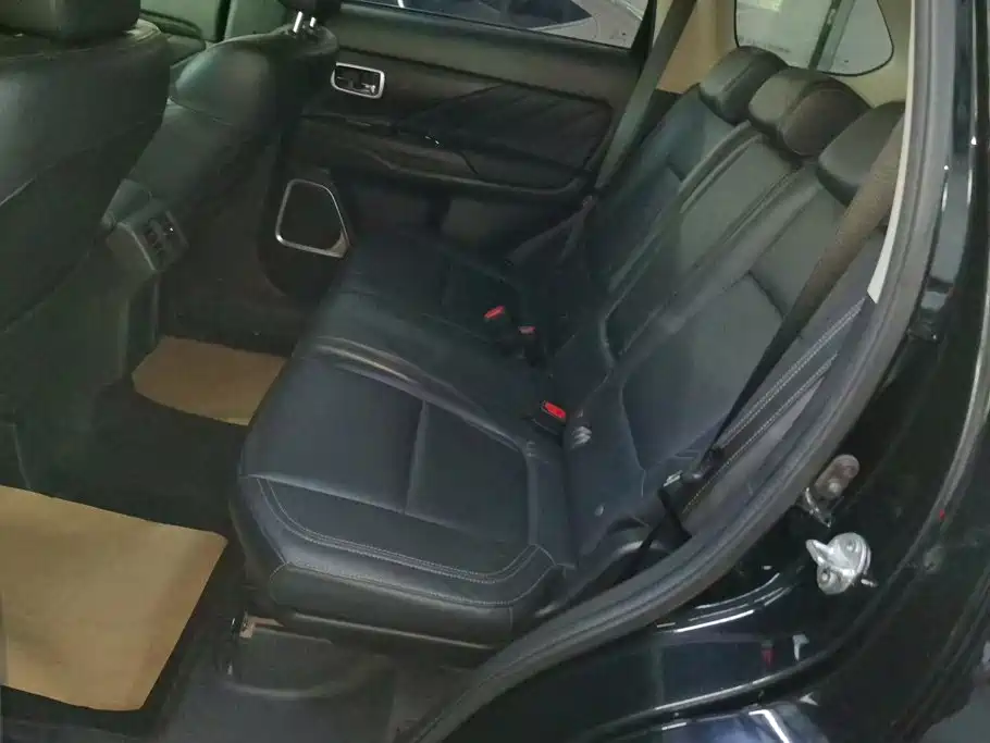 Mitsubishi Outlander — миниатюра 11