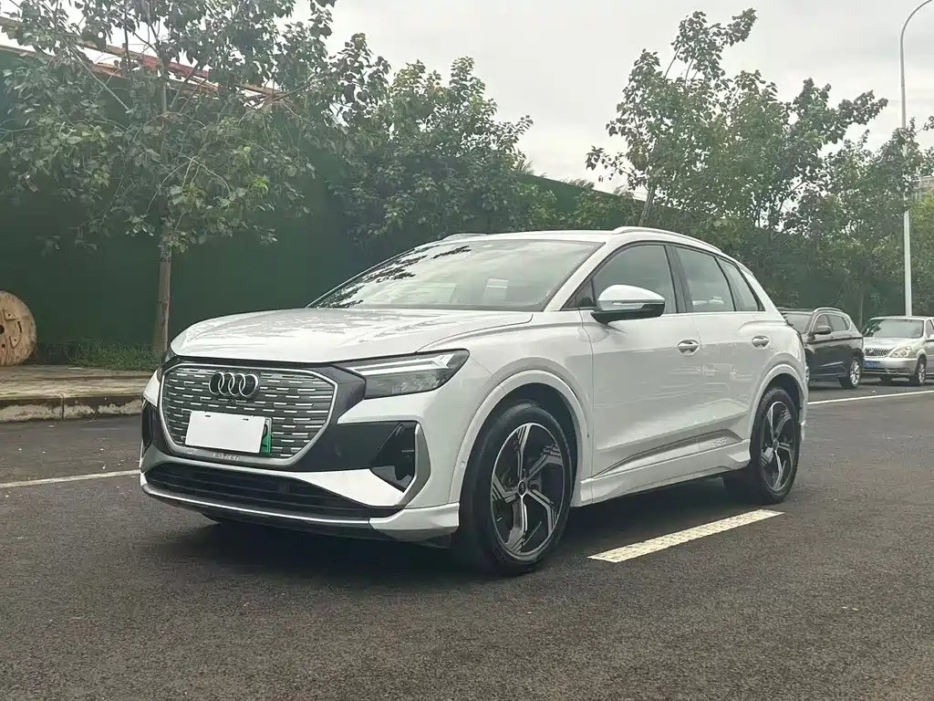 AUDI Q4 E TRON