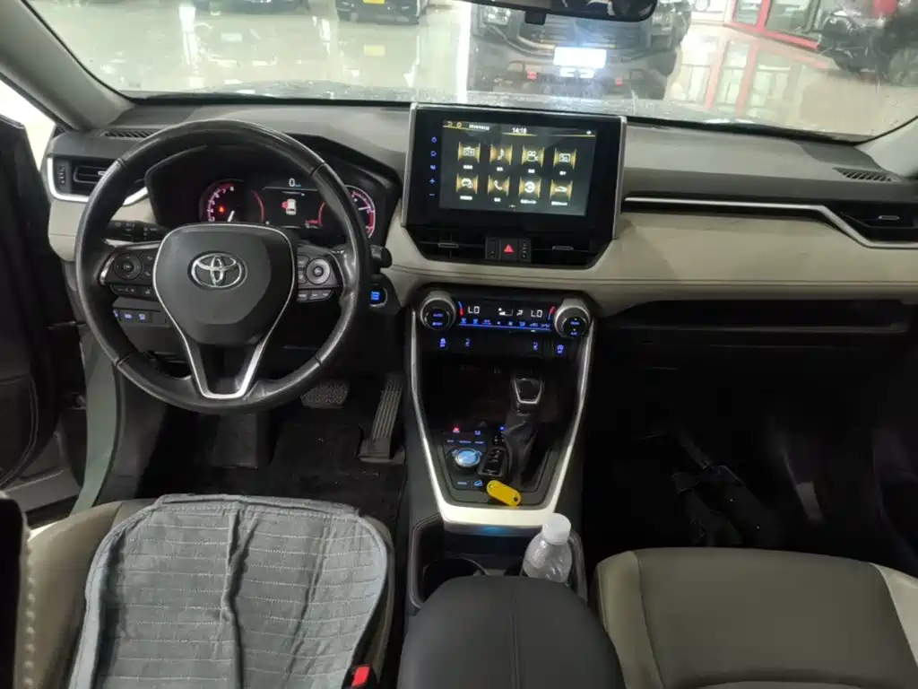 Toyota RAV4 — миниатюра 10
