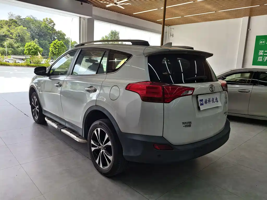 Toyota RAV4 — миниатюра 10