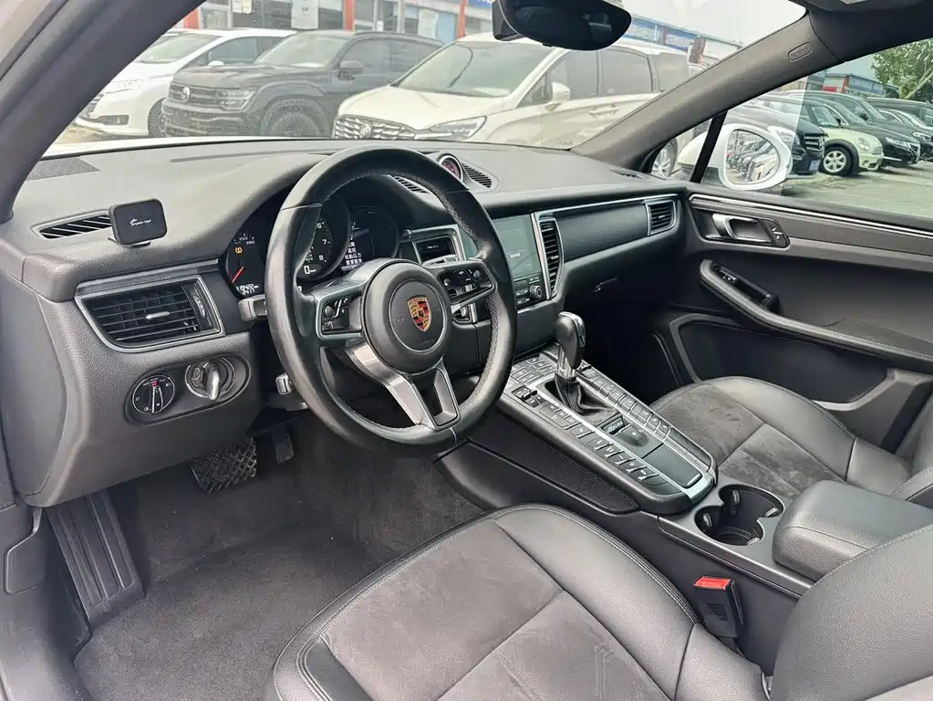 PORSCHE MACAN