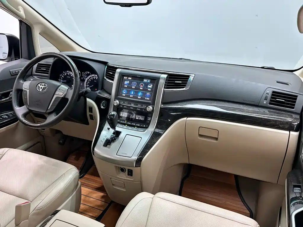 Toyota Alphard — миниатюра 22