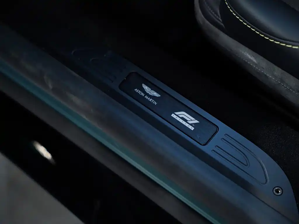 Aston Martin V8 Vantage — миниатюра 36
