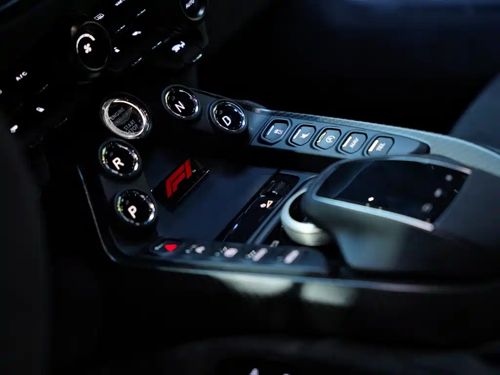 Aston Martin V8 Vantage — миниатюра 21
