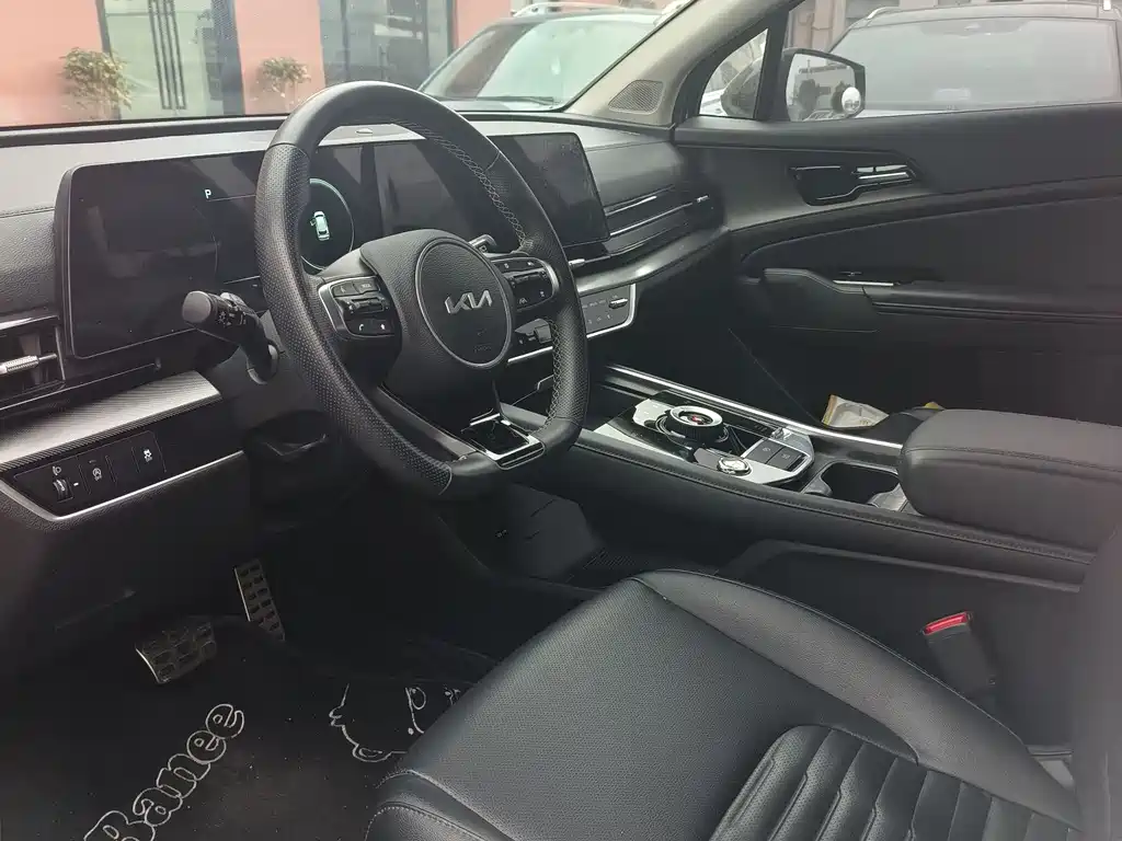 KIA LION PLATINUM EXPANDS THE WORLD