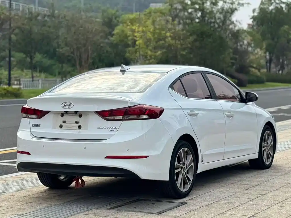 Hyundai Elantra — миниатюра 11
