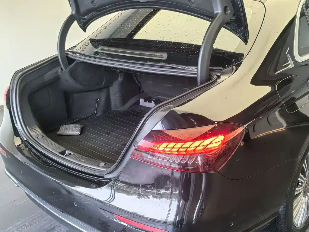 Mercedes-Benz E-Class — миниатюра 8