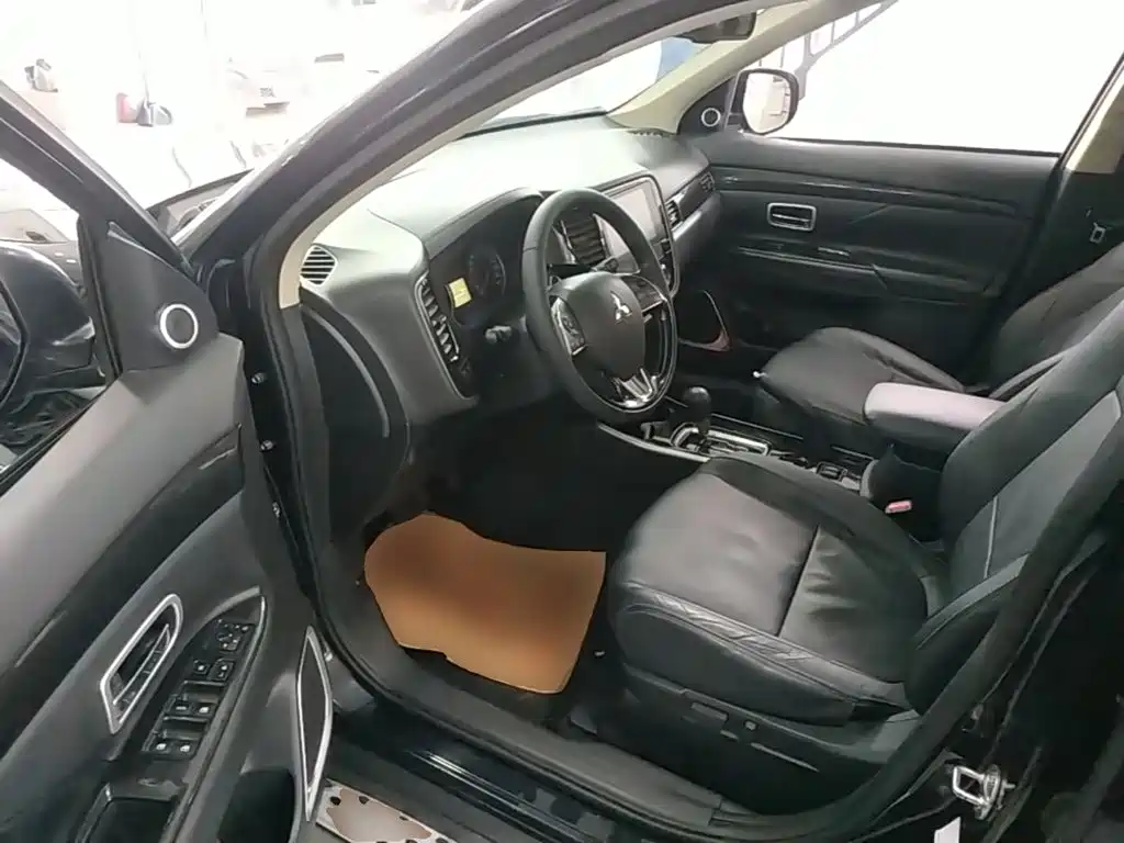 Mitsubishi Outlander — миниатюра 16