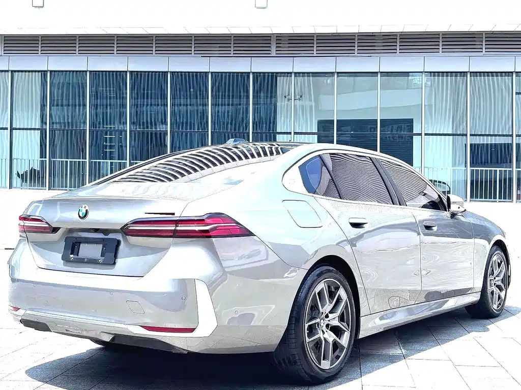 BMW 5 Series — миниатюра 14