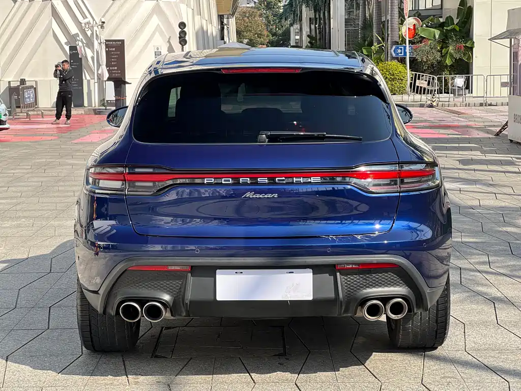 PORSCHE MACAN