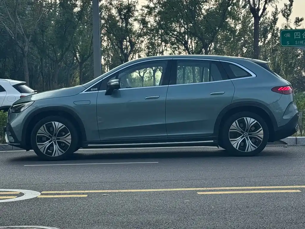 Mercedes-Benz EQE SUV — миниатюра 3