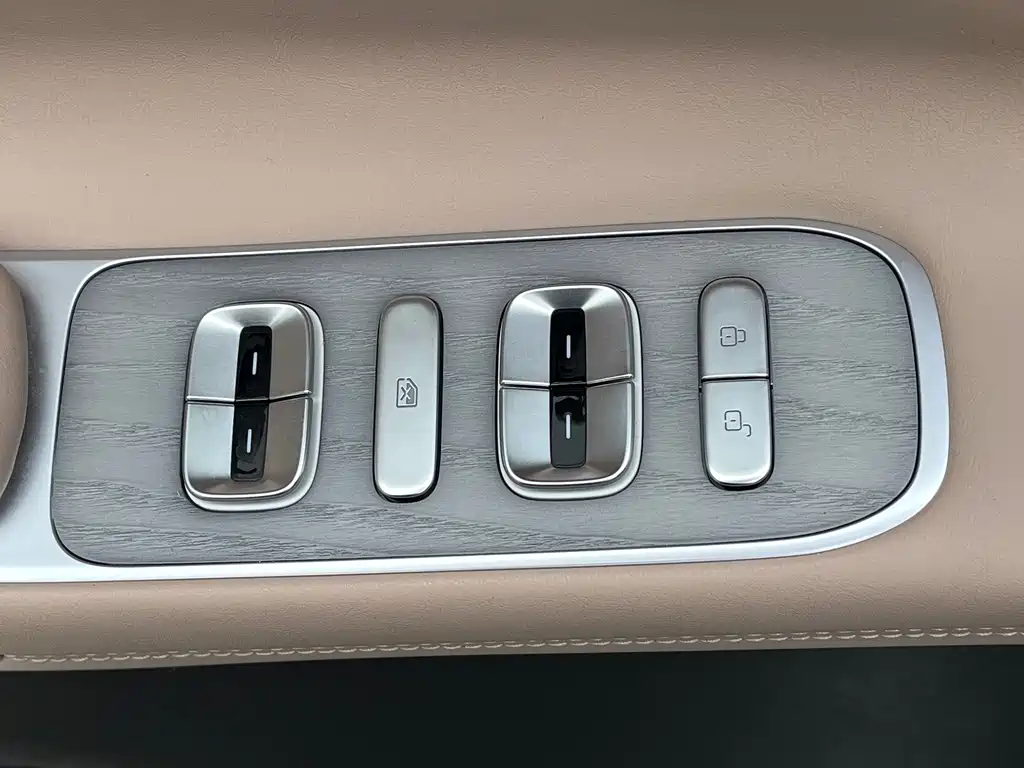 XPeng X9 — миниатюра 32