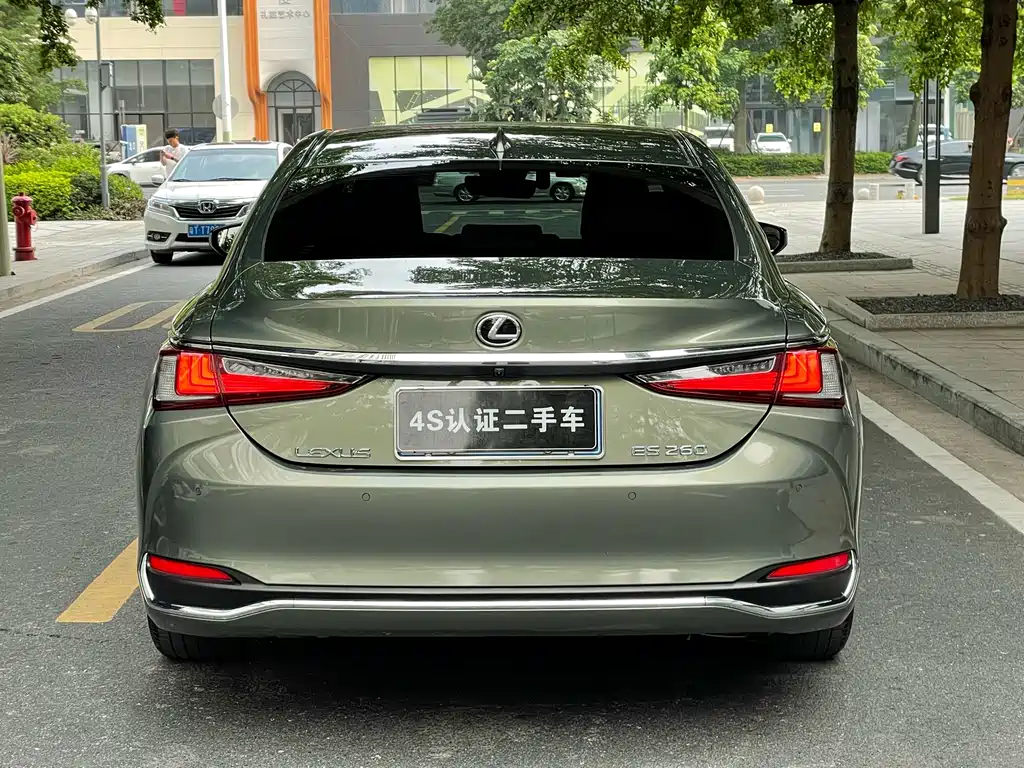 Lexus ES 2022 260