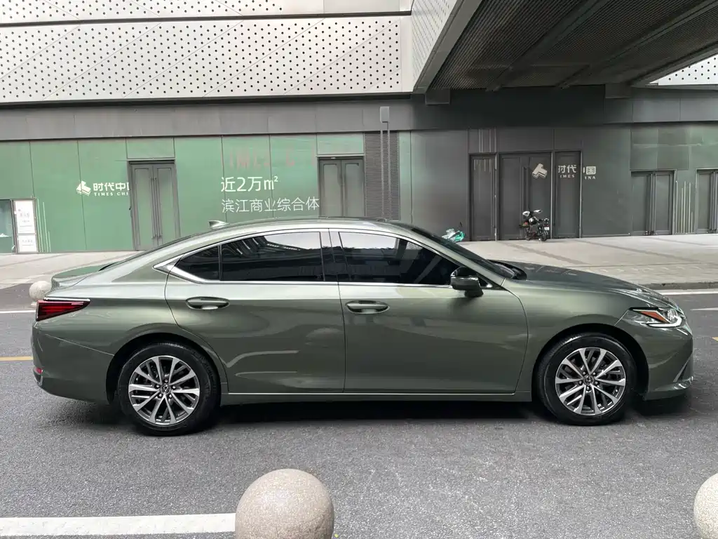 Lexus ES 2022 260