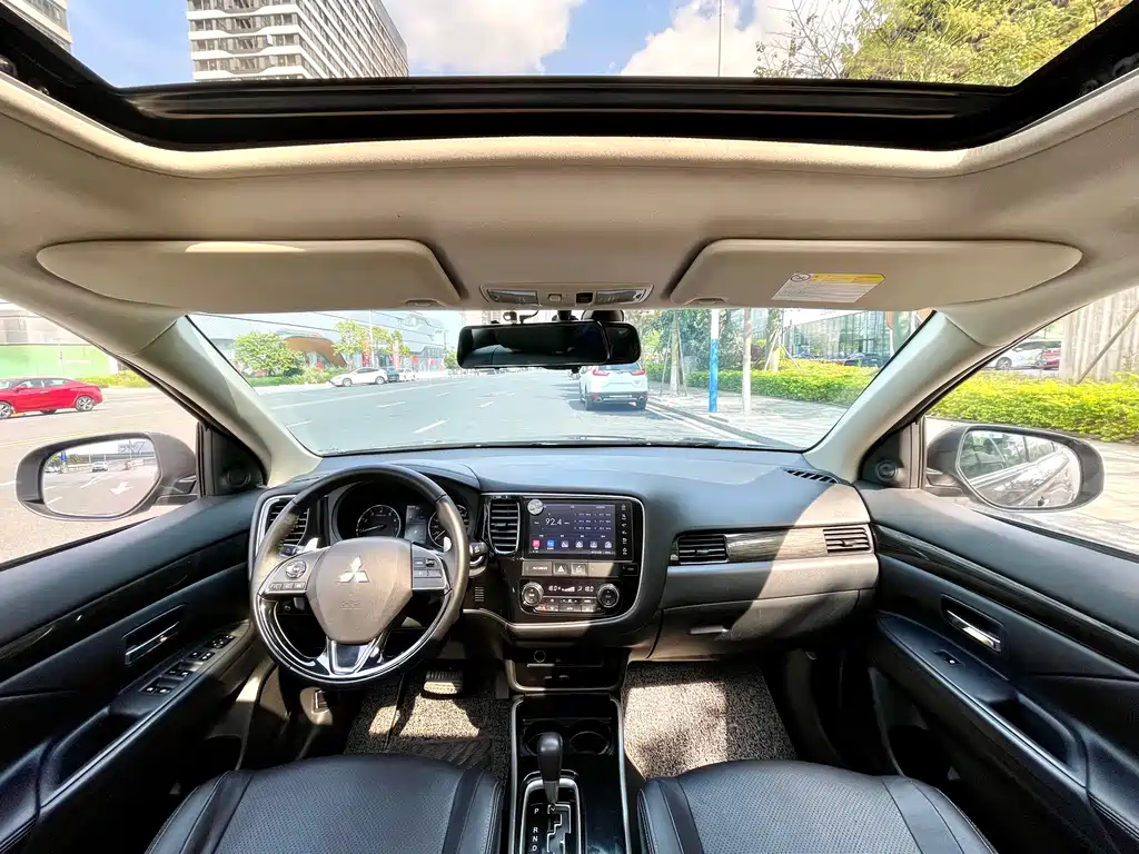 MITSUBISHI OUTLANDER