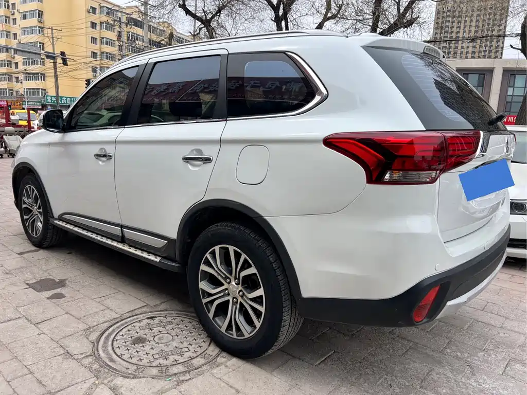 Mitsubishi Outlander — миниатюра 5