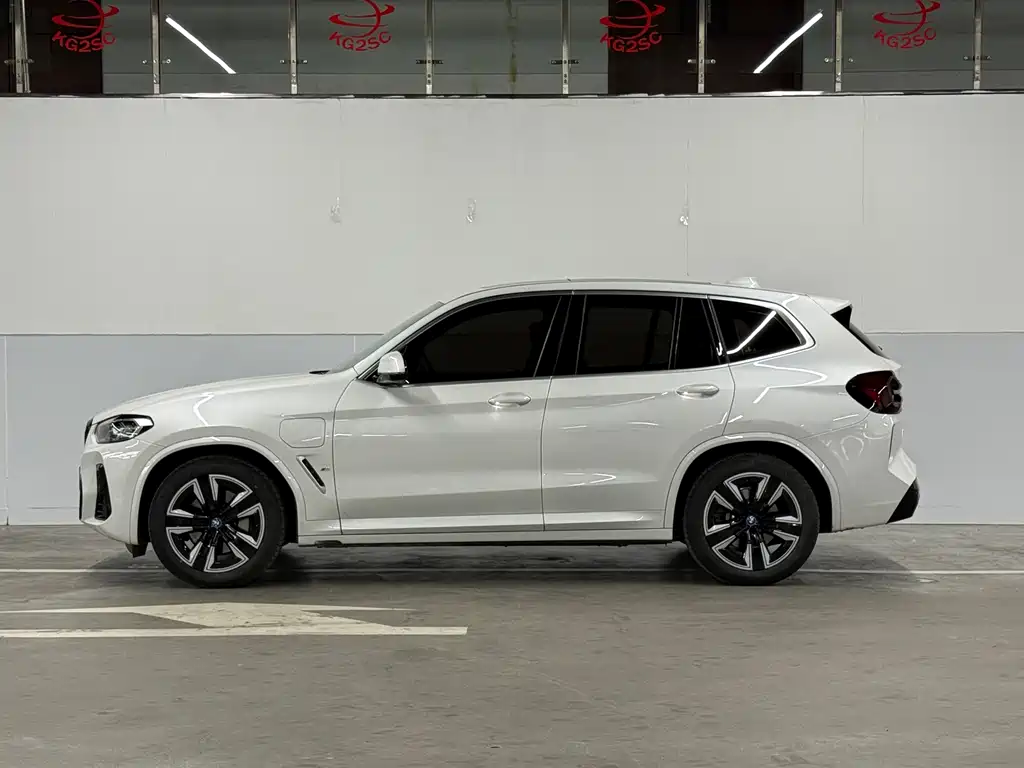 BMW iX3 - фото 4