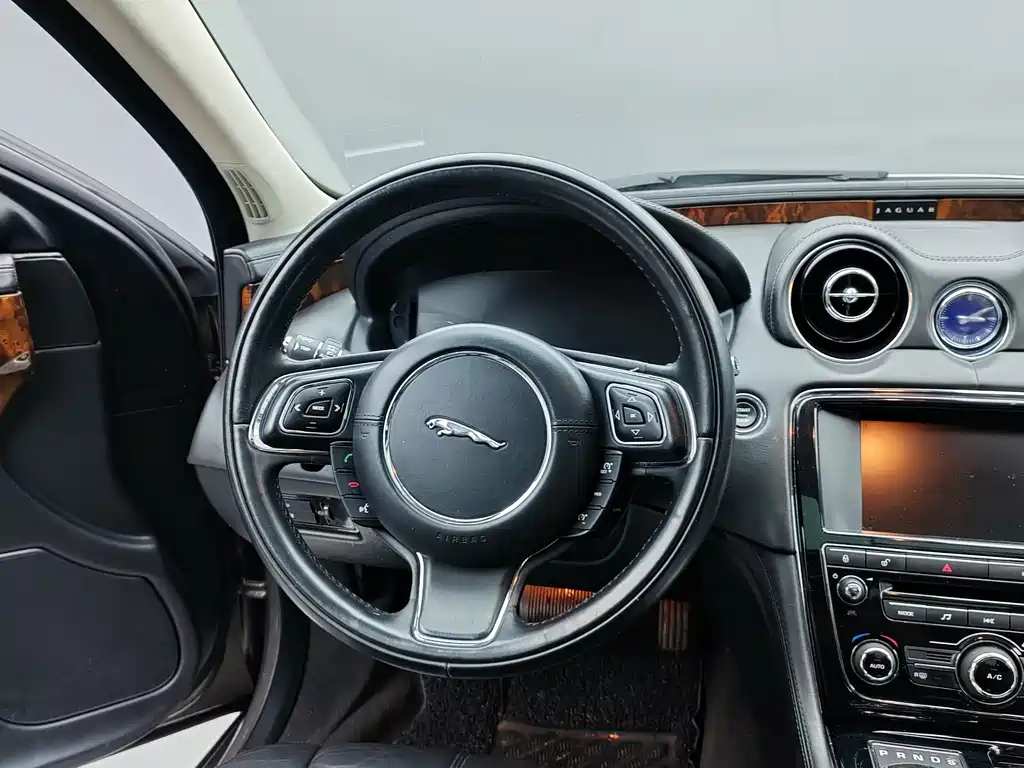 Jaguar XJ — миниатюра 12