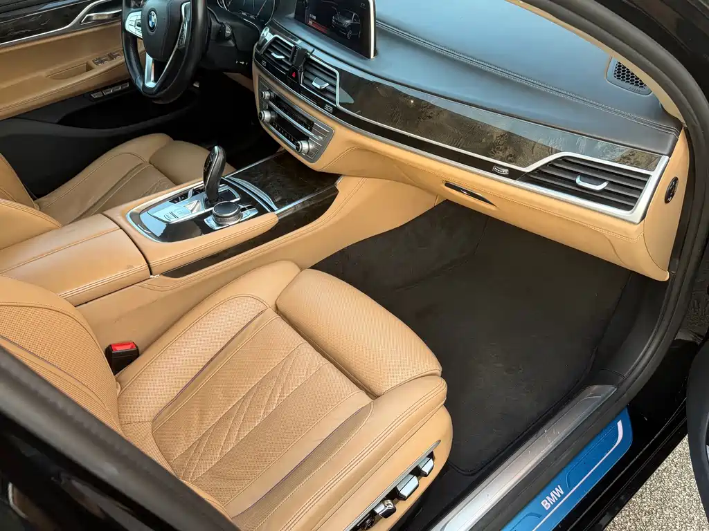 BMW 7 Series — миниатюра 13