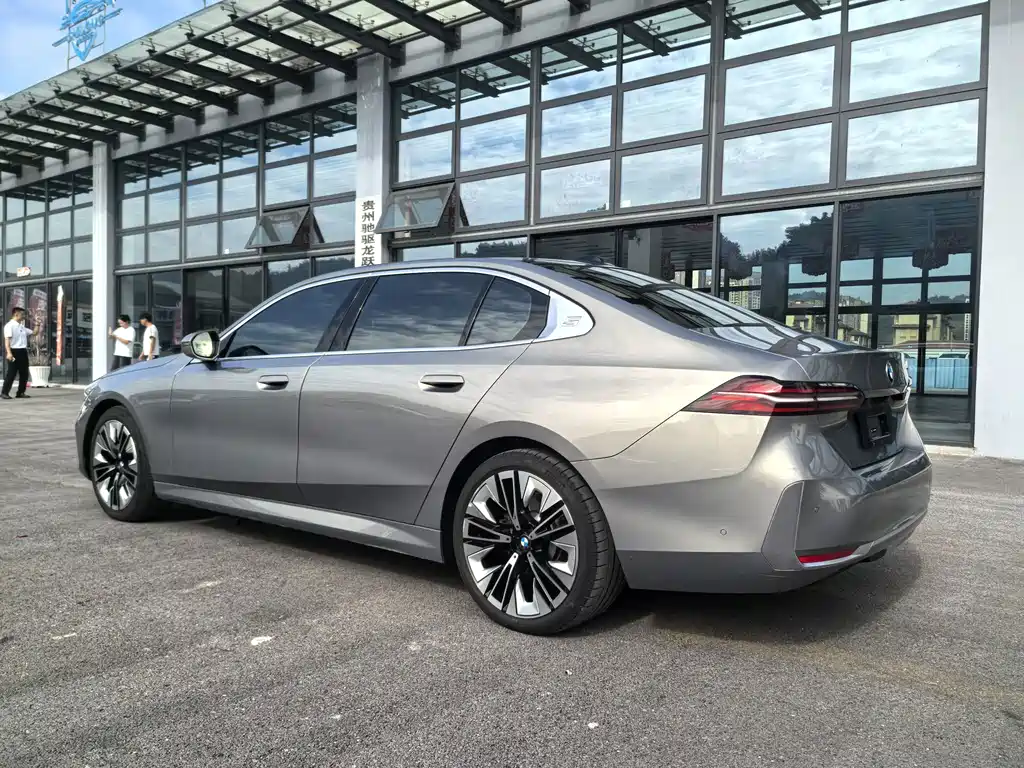 BMW 5 Series — миниатюра 16