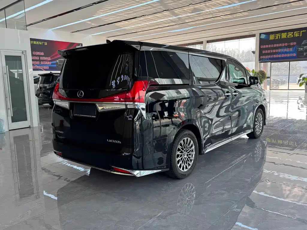 LEXUS LM