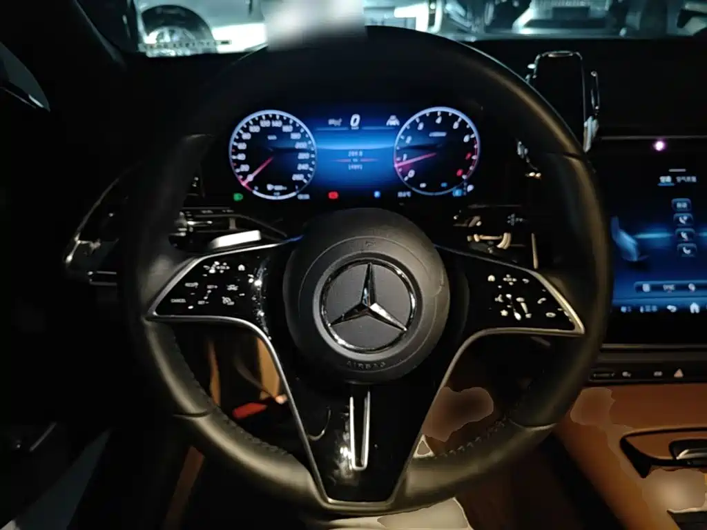 Mercedes-Benz E-Class — миниатюра 11