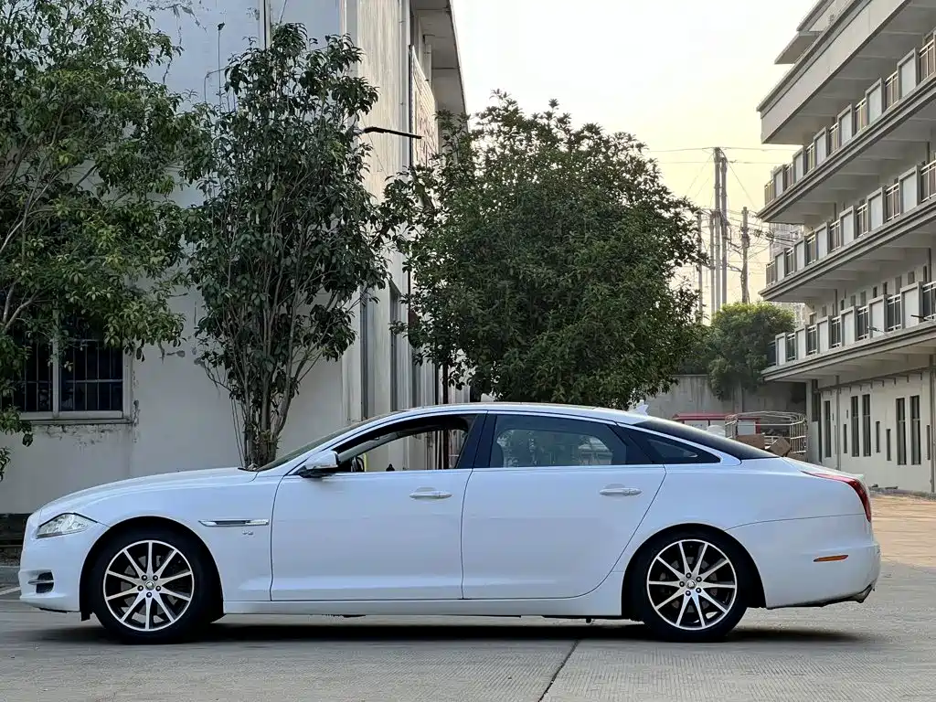 Jaguar XJ — миниатюра 6
