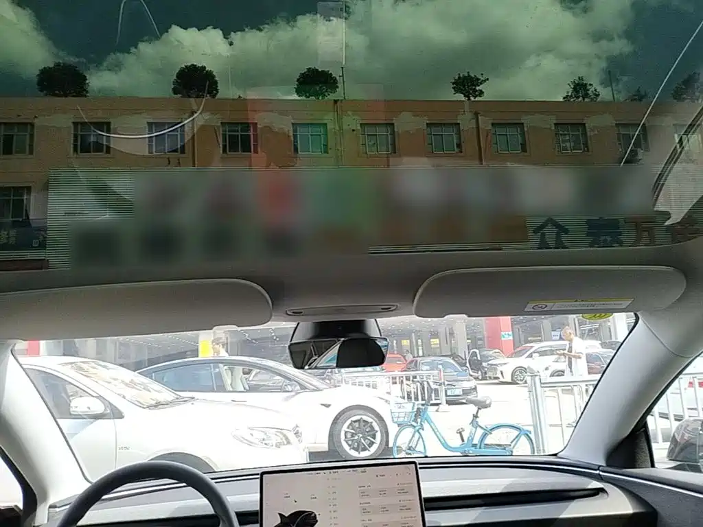 Tesla Model 3 — миниатюра 18