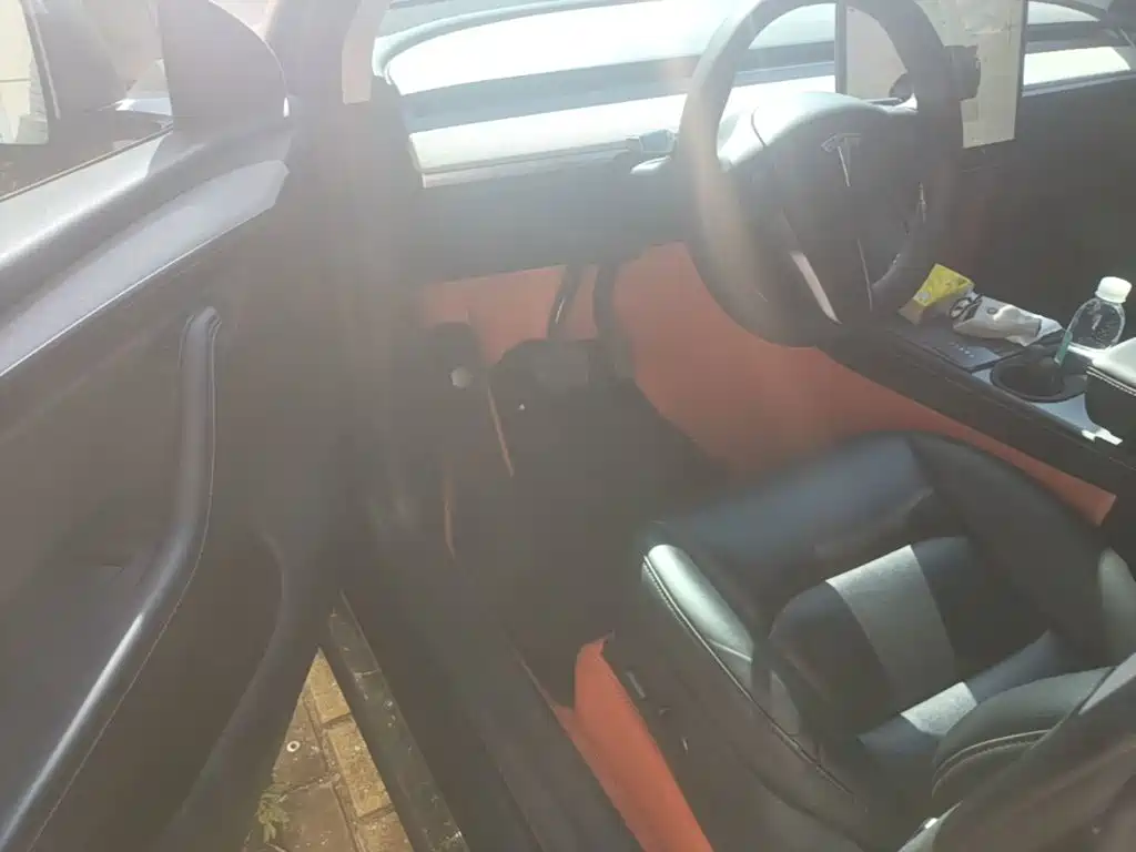 Tesla Model Y — миниатюра 16