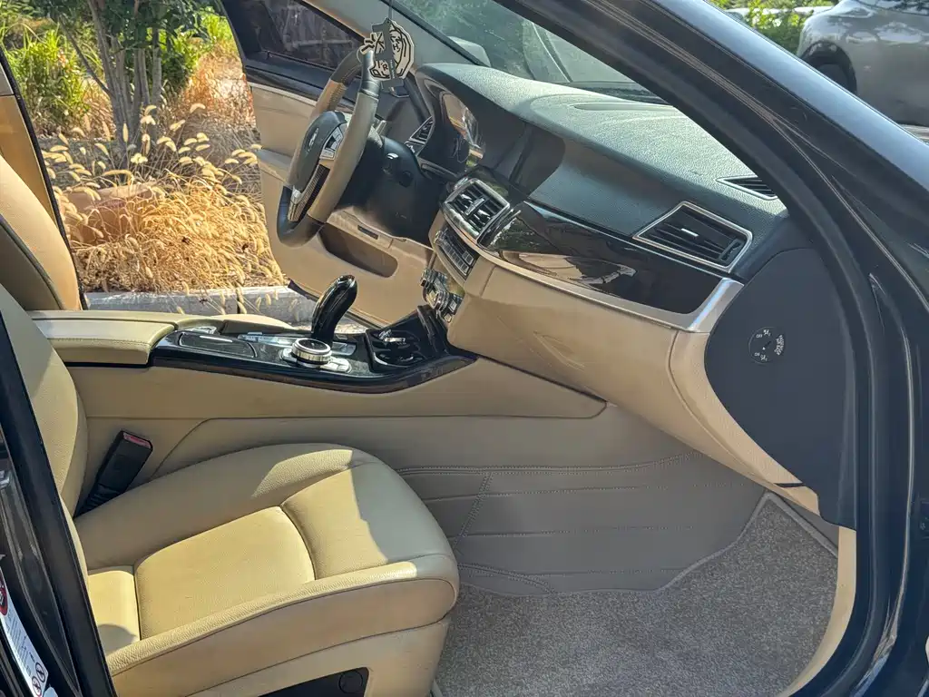 BMW 5 Series — миниатюра 16