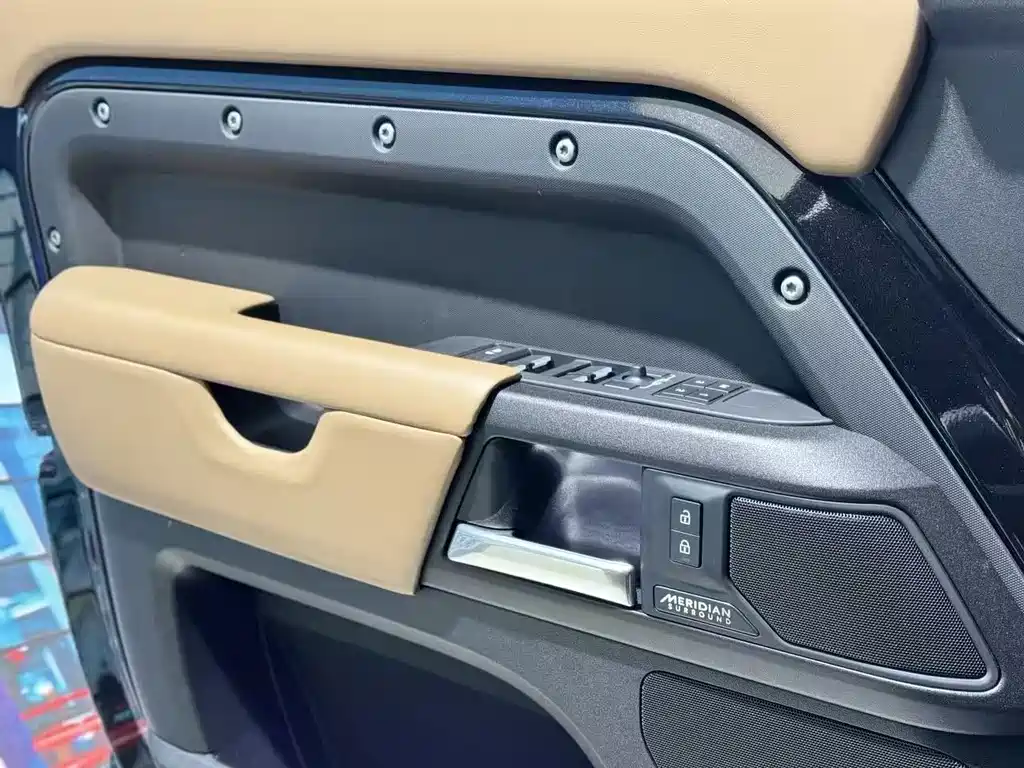 Land Rover Defender — миниатюра 4