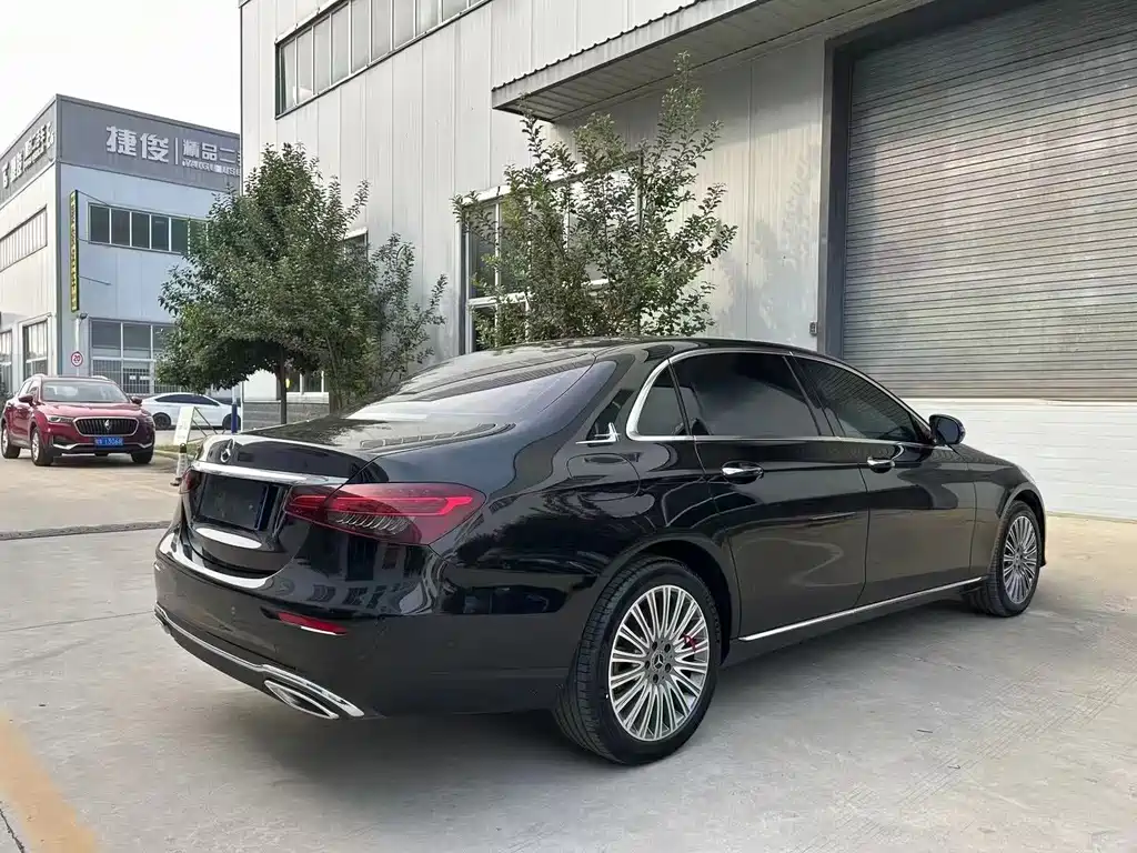 Mercedes-Benz E-Class — миниатюра 9