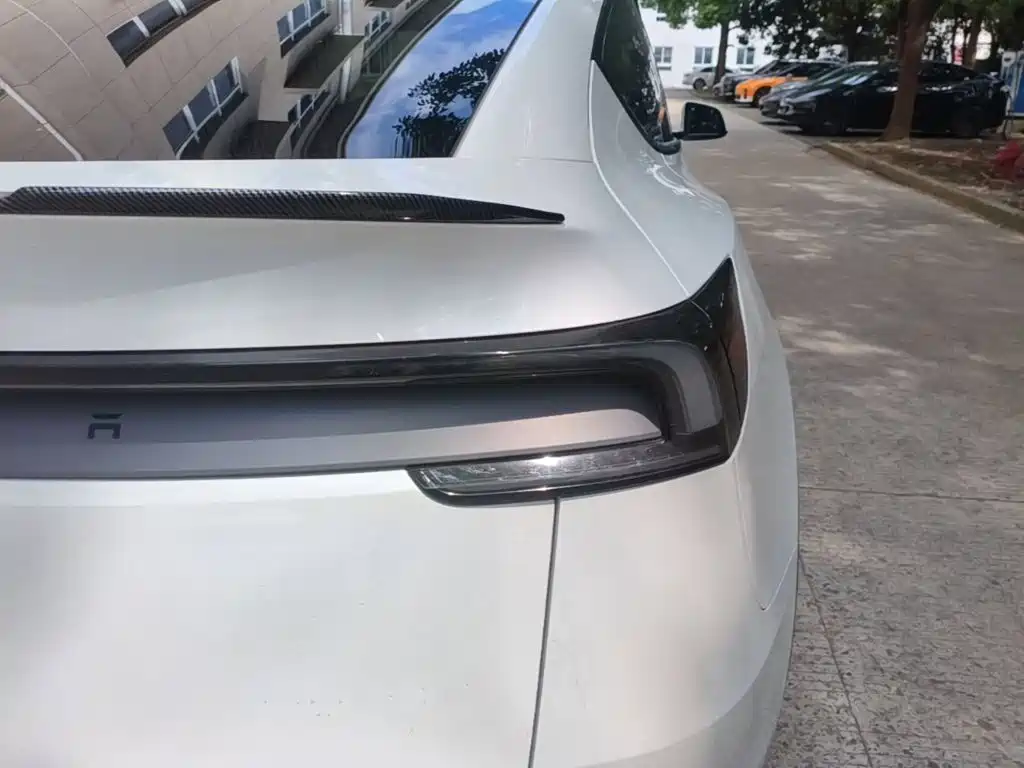 Tesla Model Y — миниатюра 8