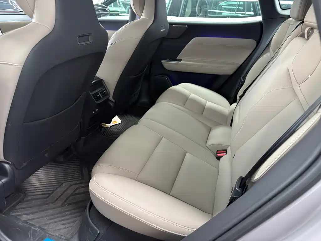 Volvo XC70 PHEV — миниатюра 6