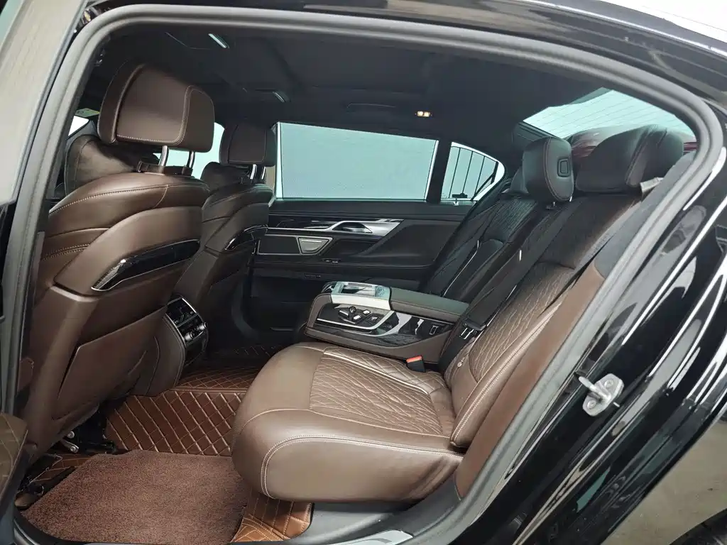 BMW 7 Series — миниатюра 8