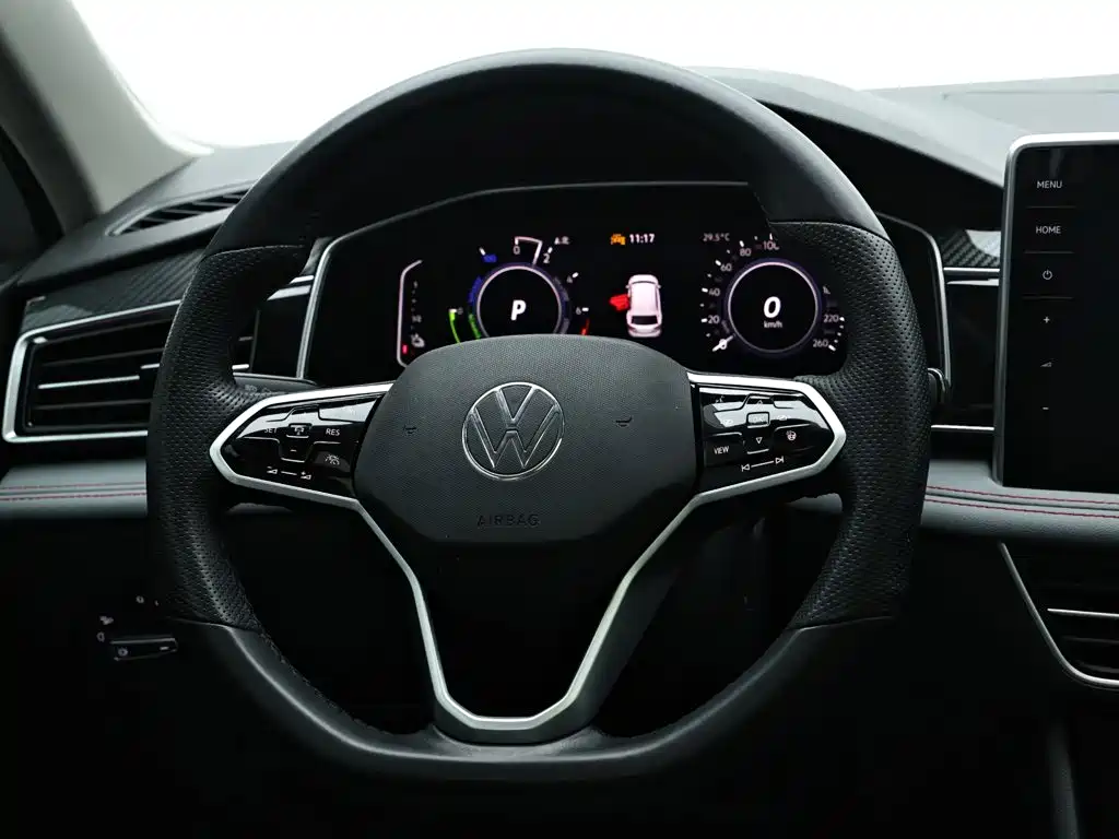 Volkswagen Tiguan L PHEV — миниатюра 16