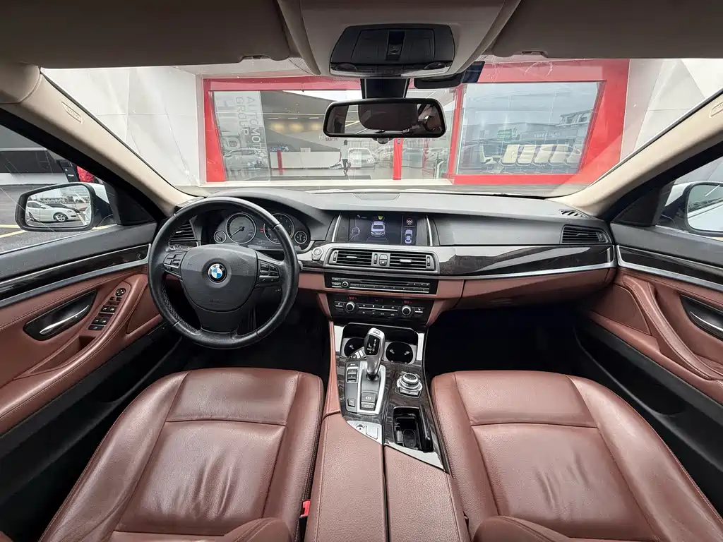 BMW 5 Series — миниатюра 11