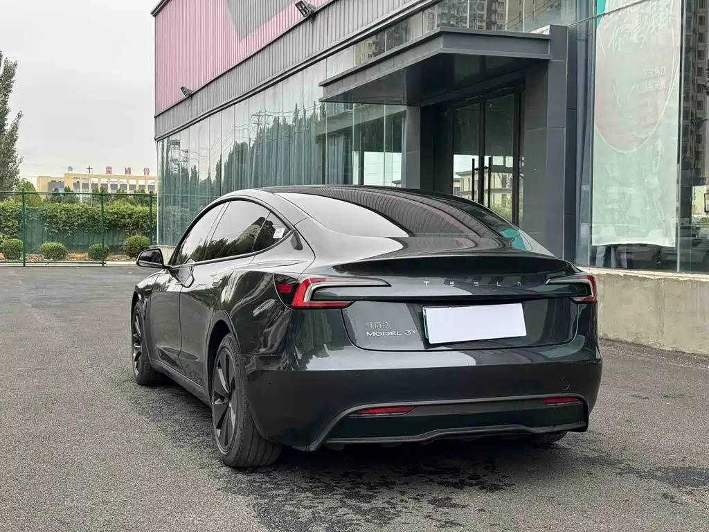 Tesla Model 3 — миниатюра 6