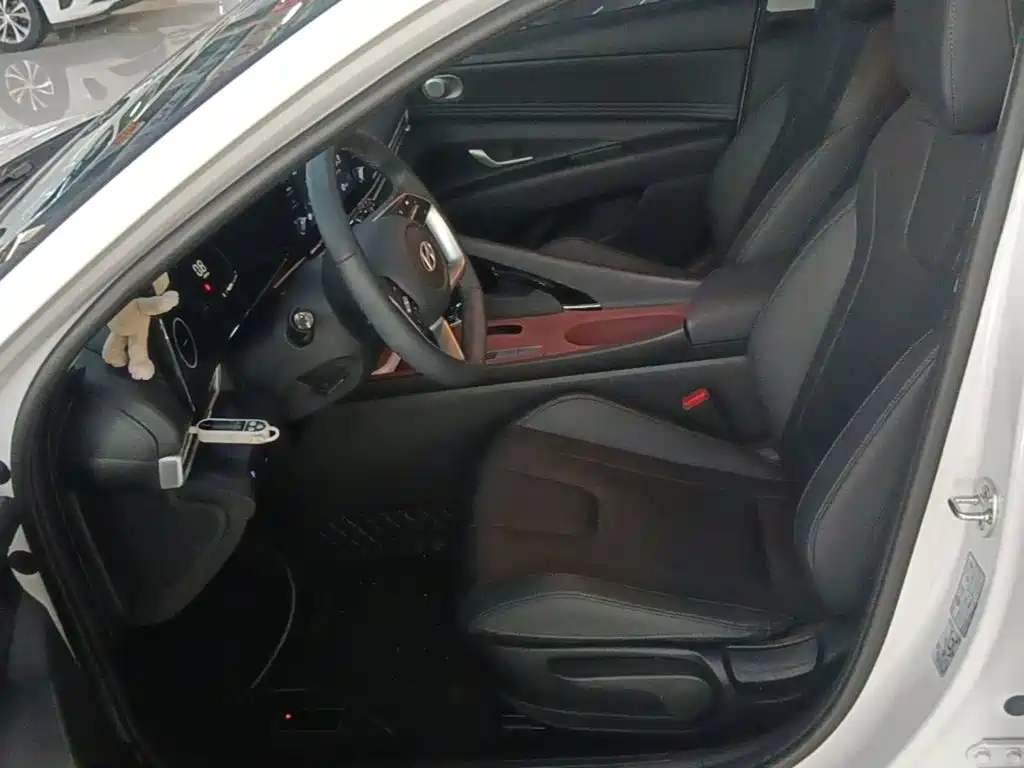 Hyundai Elantra — миниатюра 15