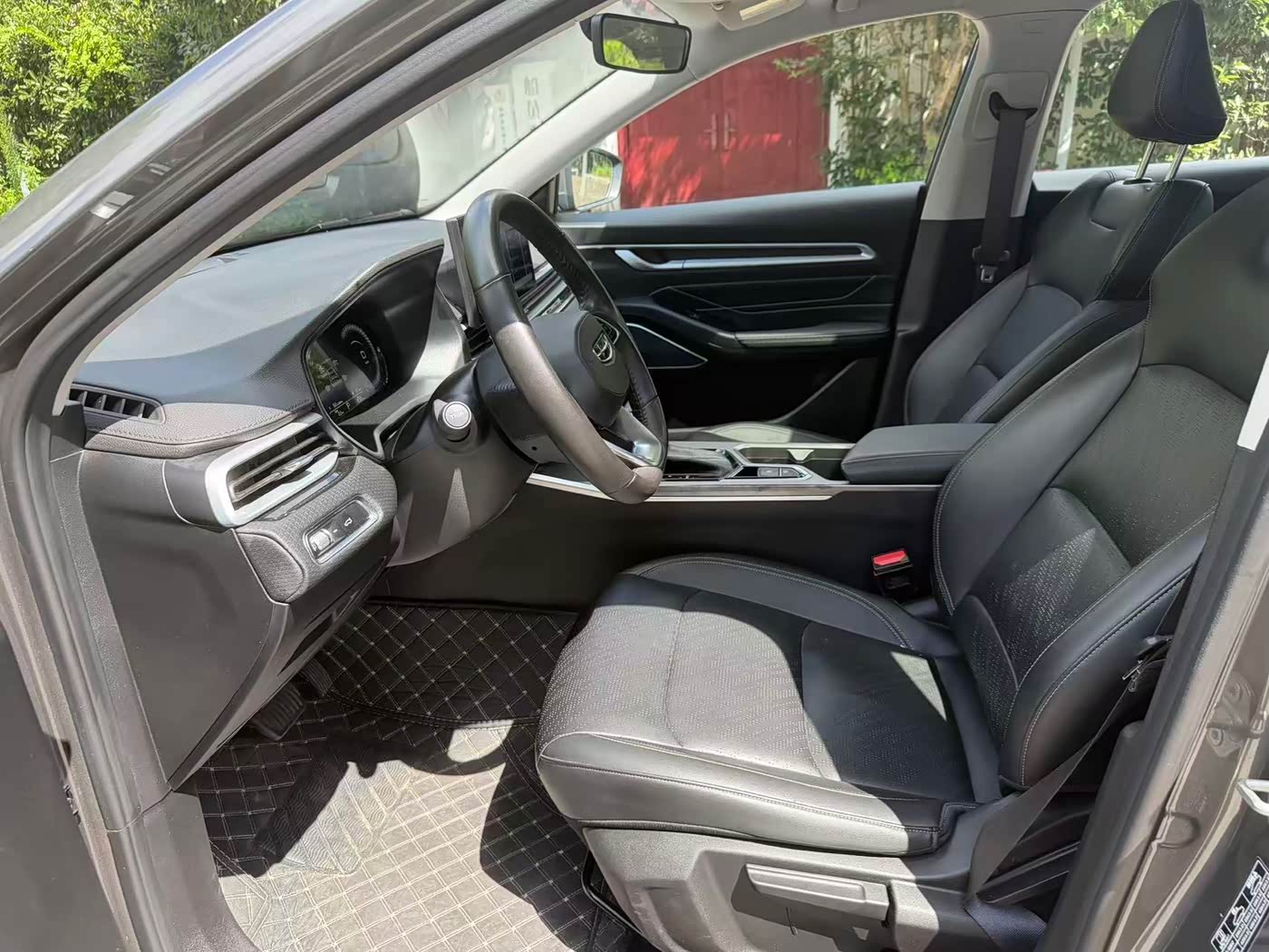 Geely Emgrand 1.5 л 2023 г. Серебристо-серый, пробег 18000 км