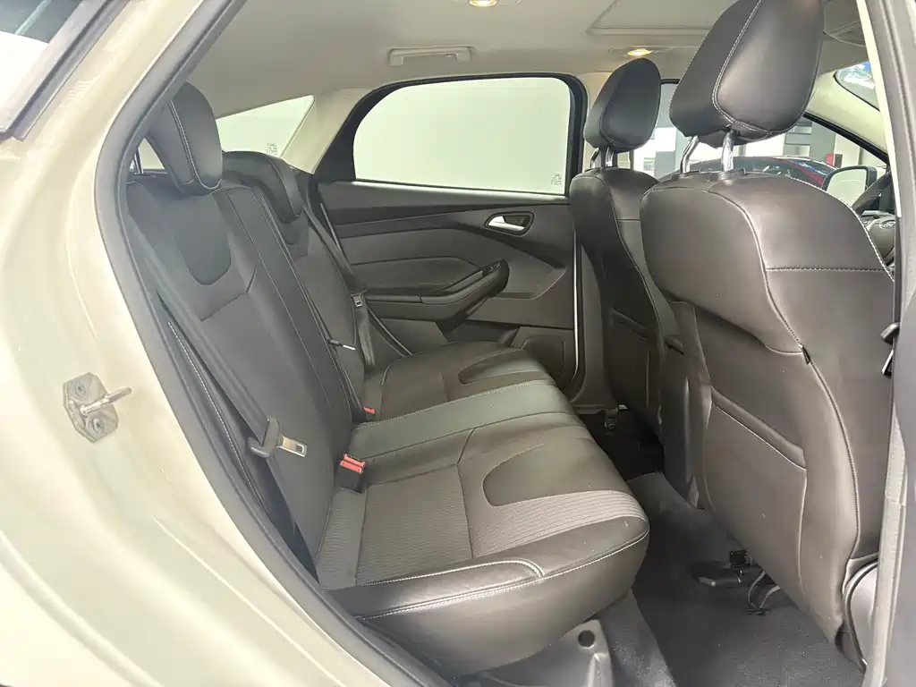 Ford Focus 2012 1.6L AT