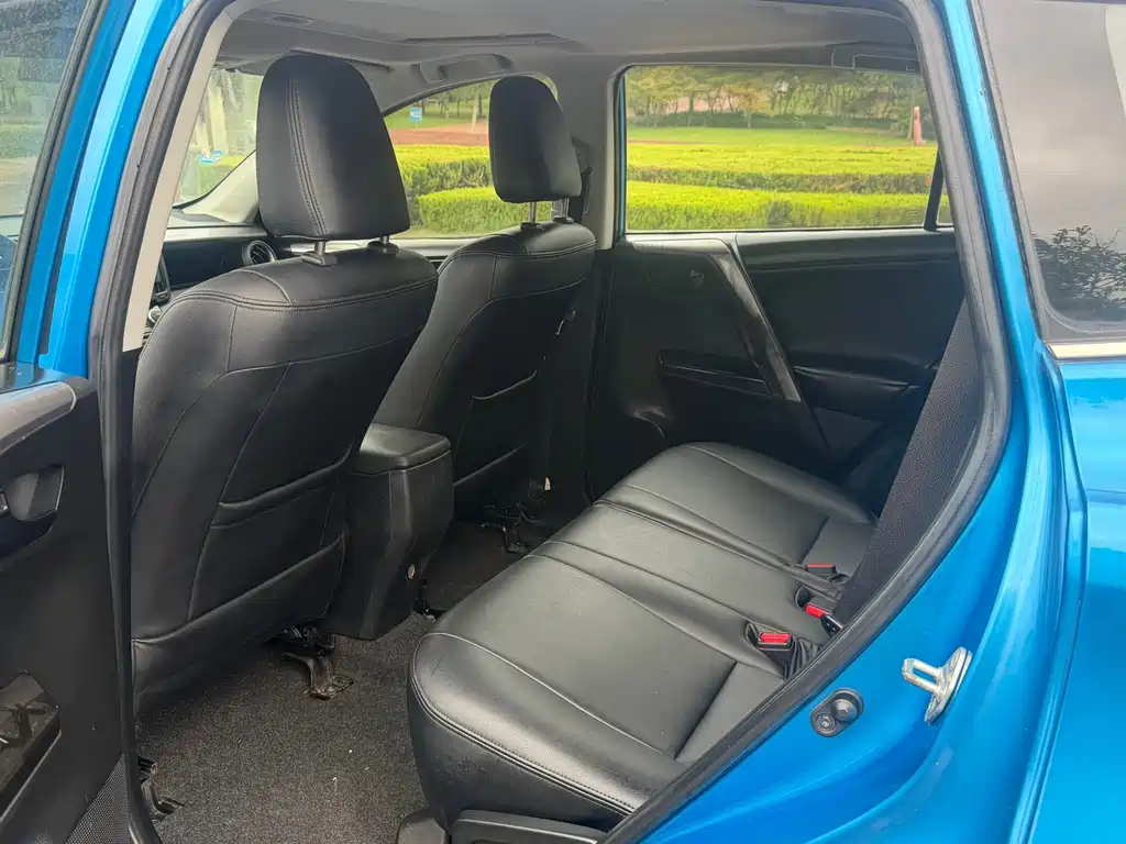 Toyota RAV4 — миниатюра 8