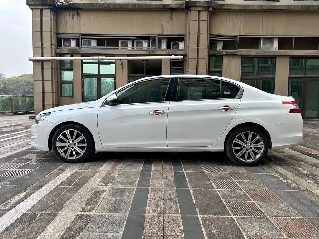 PEUGEOT 408