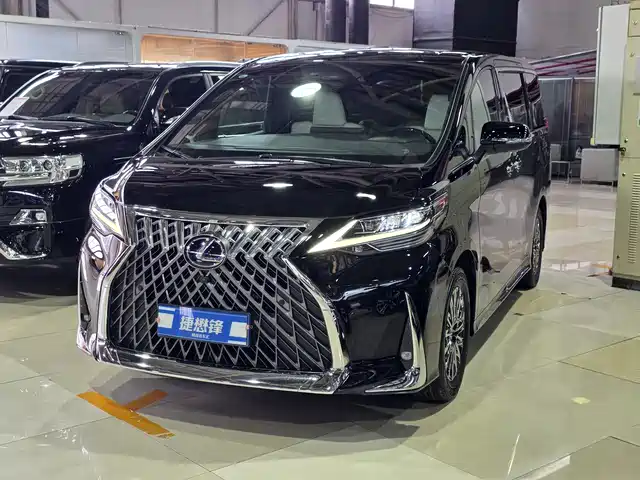 Lexus LM — фото 1