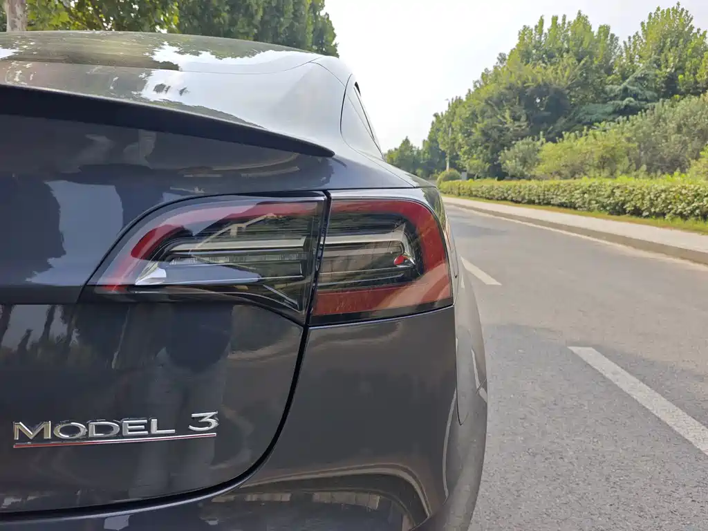 Tesla Model 3 — миниатюра 10